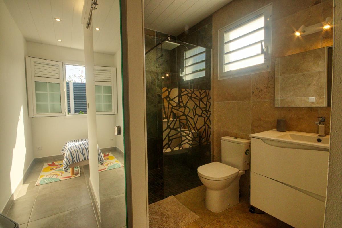 25Location villa piscine 4 chambres sainte luce_salle d'eau 1 et Chambre d appoint
